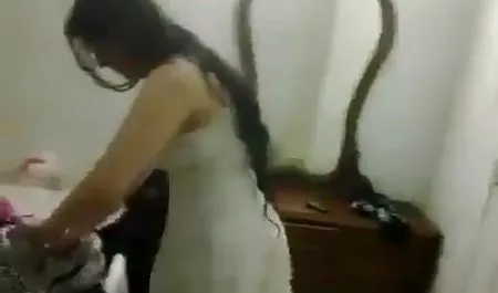 Hot brunette menggosok vaginanya di sofa film bokep barat baru