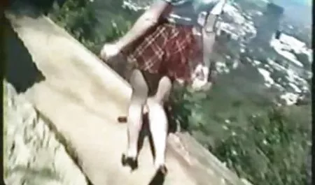 cewek seksi memamerkan film film bokep barat segala PBB panggung publik