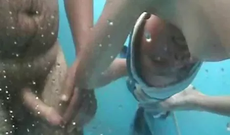 Krim film bokep sedarah barat enema remaja bermain-main di pantat sambil Muncrat