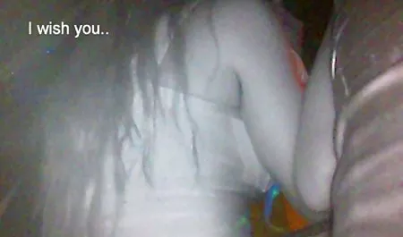 Di bulan, berpakaian situs bokep online barat untuk pekerjaan strip dan memainkan telanjang